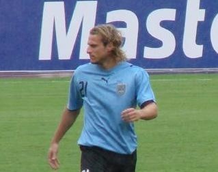 Niezwykle aktywny Diego Forlan strzelił dla Urugwaju piękną bramkę, ale nie zdołał doprowadzić do dogrywki strzelając w doliczonym czasie gry w poprzeczkę.