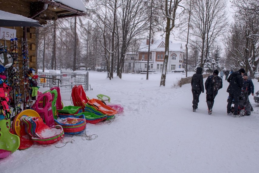 Zakopane przed sylwestrem. Śnieg, tłumy, korki i brak wody [ZDJĘCIA]