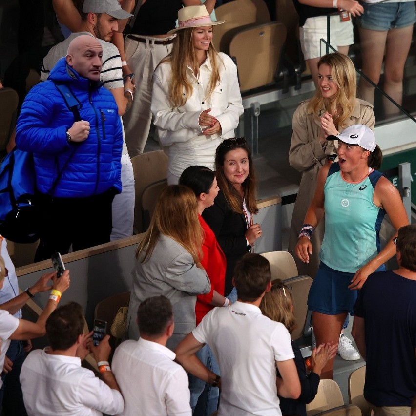 To sportowe zdjęcie roku: zaskoczona Iga Świątek spogląda na...