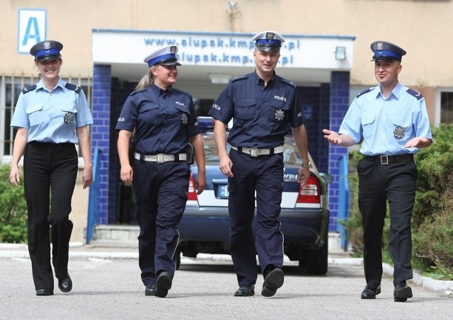 Słupscy funkcjonariusze w nowych mundurach (w środku) w asyście kolegów w starych uniformach. 