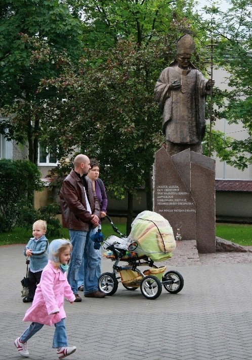 Podczas sobotniej mszy poświęcony zostanie pomnik Jana Pawła II, który ufundowali wierni.