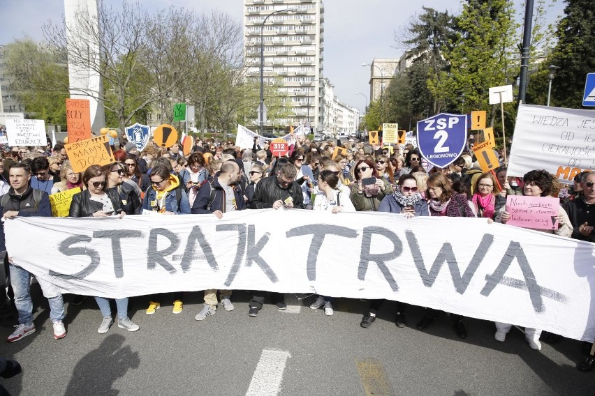 W kwietniowym strajku wzięli udział nauczyciele z około 15...