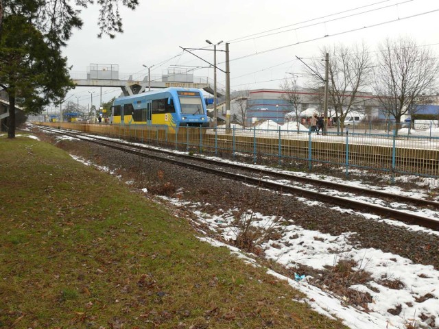 Kładkę nad torami w centrum miasta zastąpi "normalne&#8221; przejście na poziomie torów.