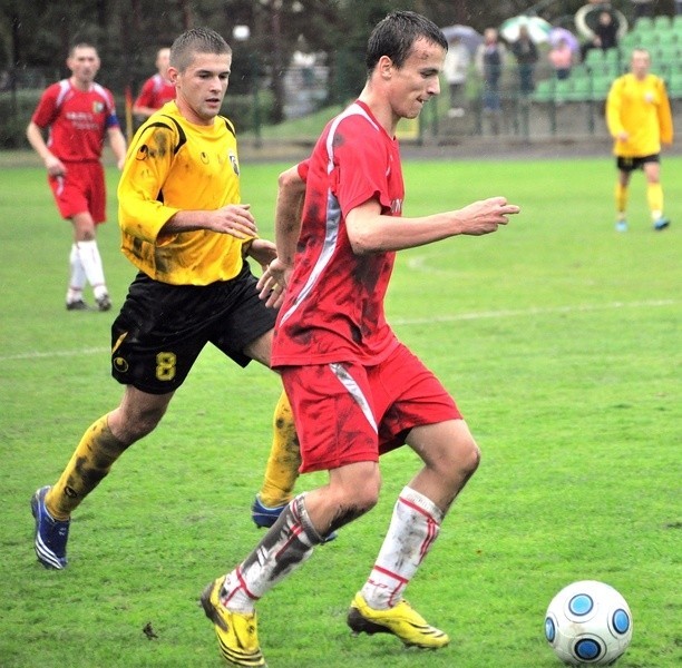 Arkadiusz Duda (z piłką) zdobył swego pierwszego gola w trzeciej lidze.