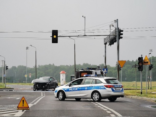 W piątek 14 czerwca w godzinach porannych na skrzyżowaniu Szosy Lubickiej i Przy Skarpie w Toruniu doszło do wypadku drogowego z udziałem dwóch pojazdów. Dwie osoby zostały przewiezione do szpitala. - O godzinie 7:02 otrzymaliśmy zgłoszenie o kolizji dwóch pojazdów osobowych. Do wypadku doszło na osiedlu Rubinkowo, na skrzyżowaniu ulic Szosa Lubicka oraz Przy Skarpie w Toruniu. W wypadku ranne zostały dwie osoby, które przewieziono do szpitala – informuje Przemysław Baniecki Oficer Prasowy Komendanta Miejskiego Państwowej Straży Pożarnej w Toruniu.Kierowcy podróżujący Szosą Lubicką mogą spodziewać się utrudnień w ruchu drogowym w związku z porannym wypadkiem.Młodzi kierowcy wciąż najbardziej niebezpieczni