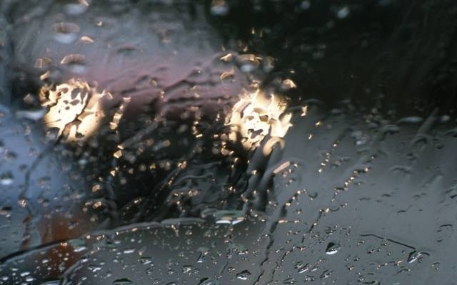 Intensywne opady deszczu w regionie. Trudne warunki na drogach [PROGNOZA POGODY, WIDEO, KAMERKI, MAPY]