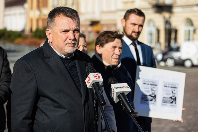 Prof. Andrzej Zapałowski (z lewej), lider struktur  Konfederacji w okręgu krośnieńsko-przemyskim, mówił na poniedziałkowej konferencji prasowej m.in. o braku w Polsce prawnego rozliczenia ludobójstwa dokonanego przez UPA.