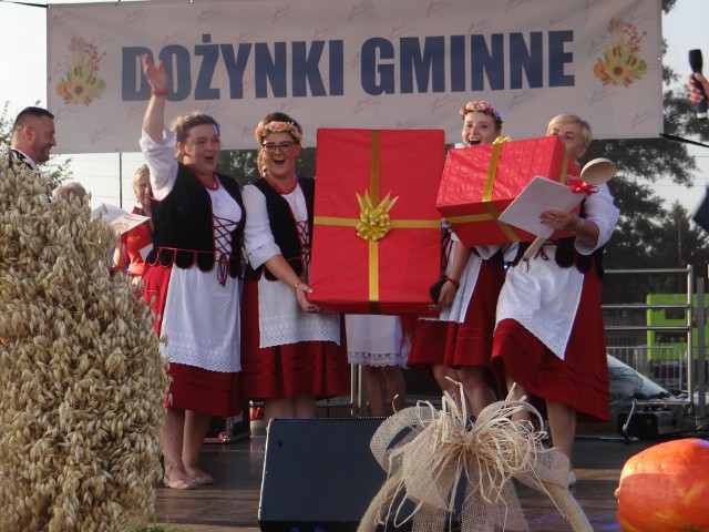 W Jedlnie Pierwszym w gminie Ładzice odbyły się gminne dożynki. Pierwszą nagrodę za wieniec dożynkowy wygrało sołectwo Józefów