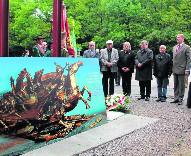 Fragment uroczystego poświęcenia kamienia węgielnego pod przyszły pomnik