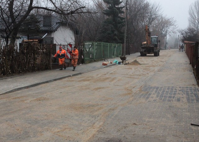 W środę do południa na odcinku ulicy Gomulickiego między Rodziny Winczewskich i Śniadeckich drogowcy kończyli drobne prace porządkowe.