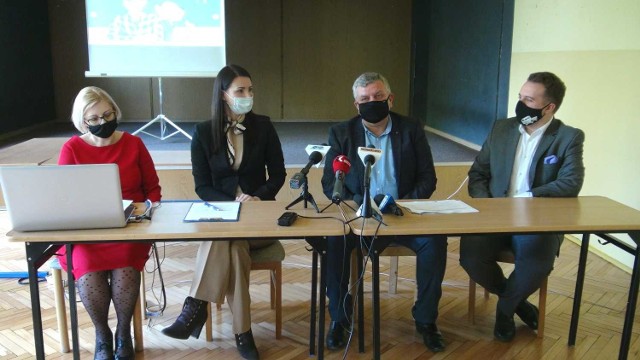 O utworzeniu klasy dwujęzycznej poinformowali Aneta Nasternak, Agnieszka Pachocka, Krzysztof Rokita i Marek Materek