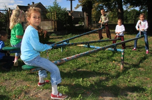 Dzieci z przedszkola w Bukowcu mogą się bawić tylko na starych huśtawkach z metalu. Czekają na karuzele i inne bezpieczne urządzenia do zabaw.