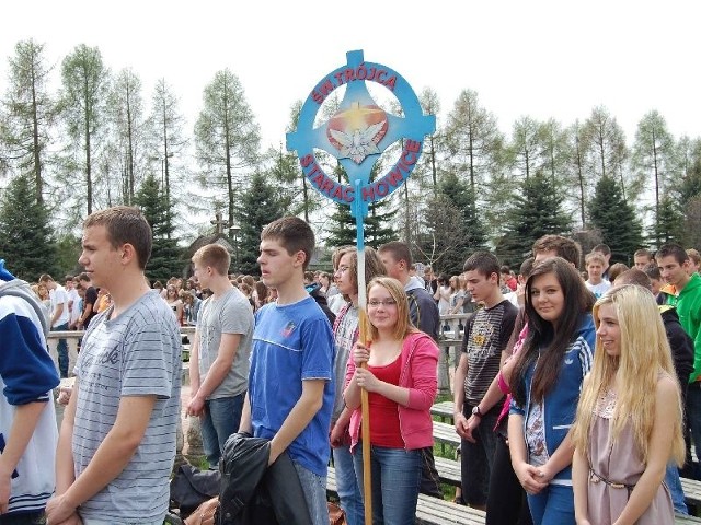 Młodzież przed ołtarzem polowym sanktuarium