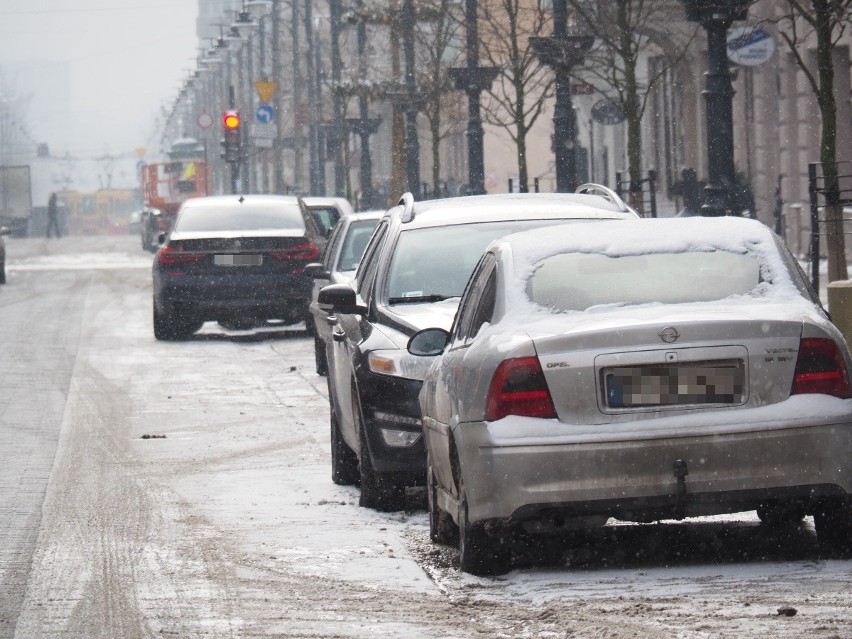 Deptak to nie parking! Identyfikatory dla dostawców jedzenia mają ukrócić dzikie parkowanie na ul. Piotrkowskiej 