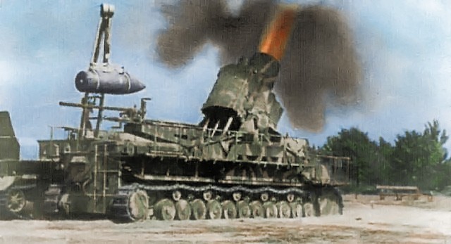 Niemiecki moździerz typu „Karl” ostrzeliwujący Warszawę.