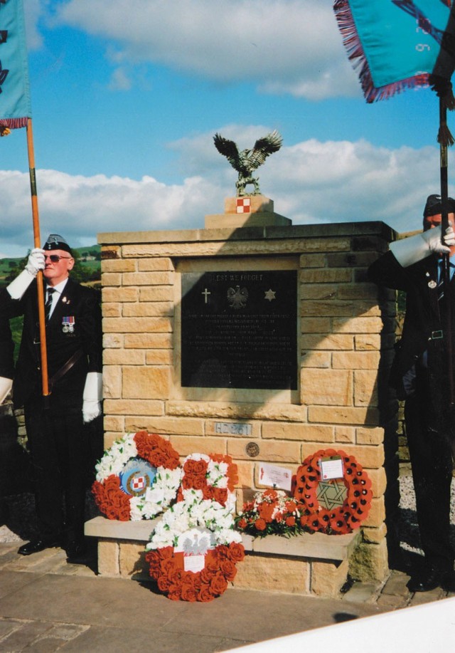 Pomnik poświęcony polskim lotnikom w Bradford. Jednym z pilotów, który tam zginął, był Władysław Ostrowski, pochodzący z Białostocczyzny.
