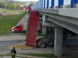 Ciężarówka wjechała w wiadukt