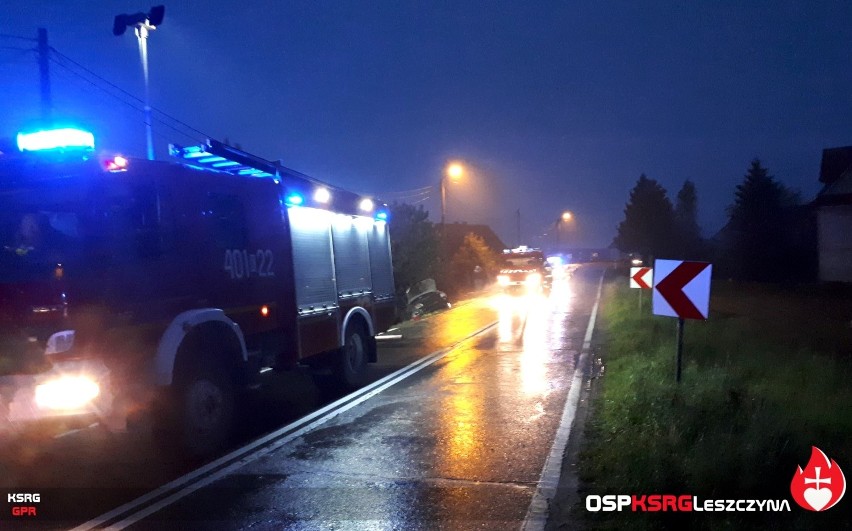 Wypadek w Muchówce pod Bochnią. Potrącenie mężczyzny i 7-letniego dziecka na drodze wojewódzkiej nr 966 