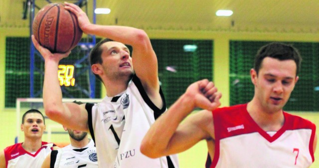 Koszykarze tarnowskiej Unii w ostatnim pojedynku, mimo ambitnej postawy, nie sprostali mocnej drużynie Znicza