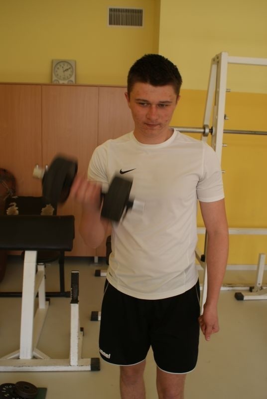  Adam Kuterasiński ma 19 lat i intensywnie pracuje nad rzeźbą bicepsu.