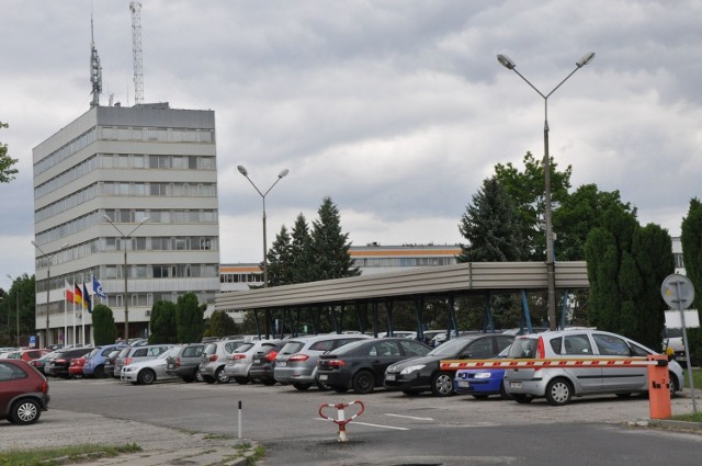 W fabryce Neapco w Praszce, gdzie produkowane są głównie półosie napędowe do samochodów, pracuje blisko tysiąc ludzi, a firma nadal ma wolne etaty i przyjmuje pracowników.
