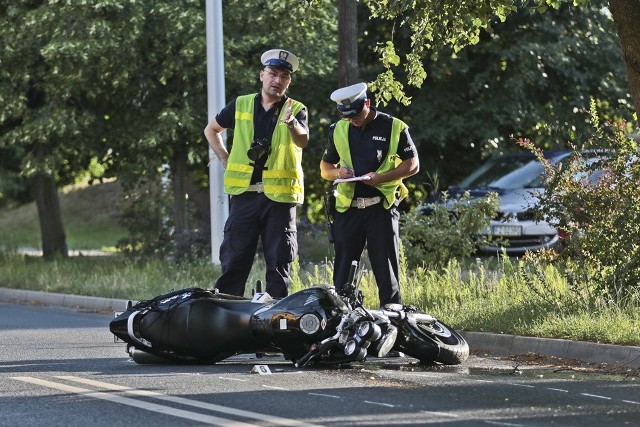 Do potrącenia młodej kobiety doszło w środę 29 czerwca na przejściu dla pieszych na ul. Wiśniowej. Motocyklista wpadł na pieszą kiedy ta schodziła już z pasów. Ciężko ranna w głowę kobieta została zabrana do szpitala.