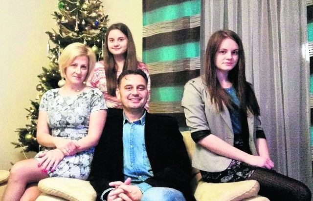 Trener Alitu Ożarów Jarosław Lipowski z żoną Anną oraz córkami Joanną (z prawej) i Klaudią.