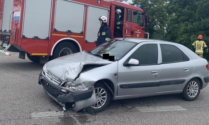 Baranowo. Kolizja na ulicy Mostowej. Zderzyły się dwie osobówki