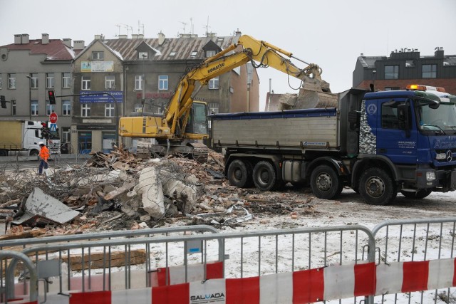 Trwają prace związane z rozbudową al. 29 Listopada. W związku z inwestycją potrzebne są wyburzenia obiektów na terenach, na których poprowadzona zostanie nowa droga i towarzysząca jej infrastruktura.