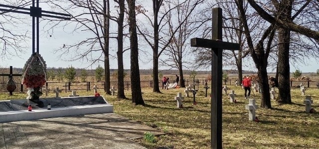 Obecne stosunki polsko-ukraińskie są najlepsze w historii. Nz. Ukraińcy sprzątający polskie groby na Wołyniu.