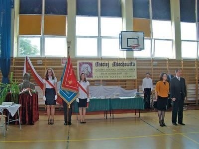 Uroczystość szkolną rozpoczęło odśpiewanie hymnu państwowego. Z lewej popiersie Macieja Miechowity. Fot.: Zbigniew Wojtiuk