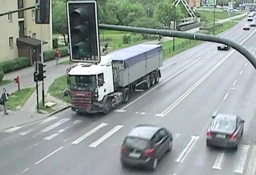 Kierowca ciężarówki odjeżdża z miejsca wypadku na Ruczaju....