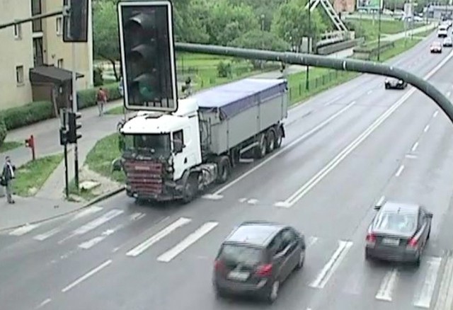 Kierowca ciężarówki odjeżdża z miejsca wypadku na Ruczaju. Zdjęcie na skrzyżowaniu z ul. Borsuczą.