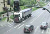 Kraków. Wypadek na Ruczaju. Kierowca tira ucieka z miejsca karambolu [WIDEO]