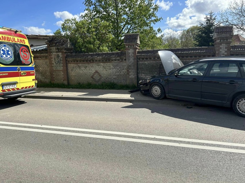 Osobówka wbiła się w mur. Groźne zdarzenie w Sierakowie...