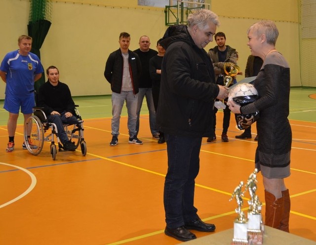 Podsumowano akcję charytatywną turnieju halowej piłki nożnej dla Tomka Kozłowskiego. Na tym nie koniec pomocy. Hala Ośrodka Sportu i Rekreacji w niedzielne popołudnie tętniła życiem.