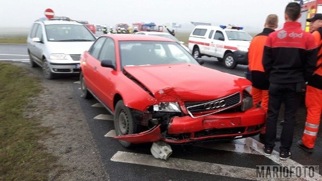 20-letnia kobieta kierująca mazdą wymusiła pierwszeństwo na samochodzie audi, który prowadziła 48-latka. Takie są ustalenia policji po wypadku, do którego doszło około 8.30 na tzw. "grzybku" we Wrzoskach. Obie kobiety zostały poszkodowane i trafiły do szpitala - informuje policja.