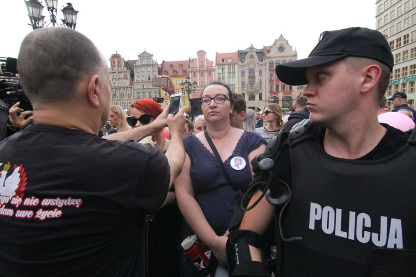 Przepychanki w Rynku. Promocja książki Międlara i kontrmanifestacja Lempart. Do tego atak z pistoletem na wodę [ZDJĘCIA]