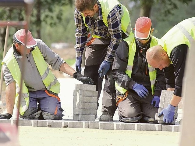 Roboty na ścieżce prowadzone są jednocześnie w kilku miejscach. Tutaj pracują fachowcy z zakładu w Chrośnicy.