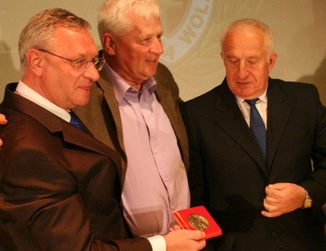 Nagrodzony został były trener koszykarzy "Stalówki&#8221; Alfred Rzegocki (w środku).