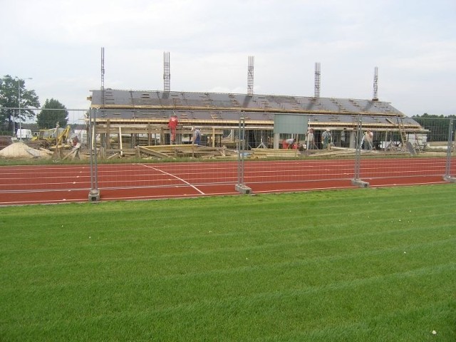 Pełnowymiarowe boisko piłkarskie z bieżnią lekkoatletyczną jest już gotowe. Obecnie budowane są trybuny. Miejsce na nich znajdzie 1700 widzów.