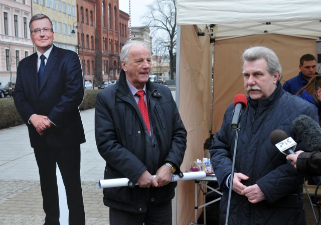 Rulewski i Kobiak zachęcają do głosowania na KomorowskiegoRulewski i Kobiak na Placu Wolności zbierali podpisy poparcia na Komorowskiego