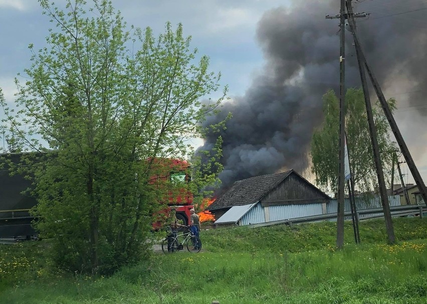 Sandomierz. Pożar budynku przy ulicy Wielowiejskiej, na miejscu pracowali strażacy i policjanci (ZDJĘCIA CZYTELNICZKI)