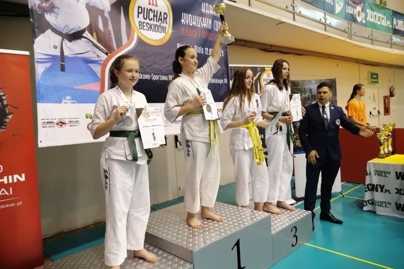 Skarżyszczanie mistrzami Beskidów w karate [ZDJĘCIA]