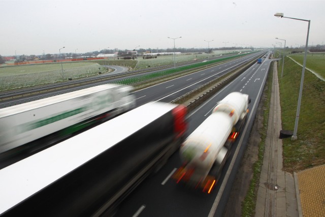 Rozpoczął się już długi weekend na polskich drogach. Jedni już pojechali, inni wyruszą za chwilę. Podczas pierwszych kilku dni ruch powinien być w miarę płynny, bo wyjazdy rozłożyły się od piątku do wtorku. Gorsze będą powroty z majówki. Niedziela (6 maja) to może być sądny dzień na polskich drogach. A jak będą się poruszać tirowcy. Kiedy auta ciężarowe mają zakaz jazdy? Sprawdźcie