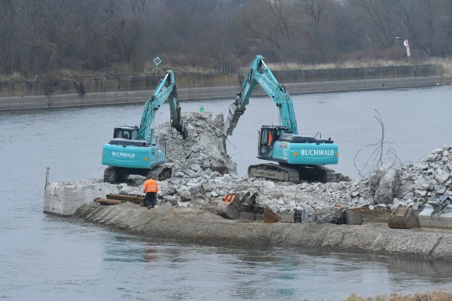 Trwa końcowa faza rozbiórki mostu kolejowego nad Odrą.