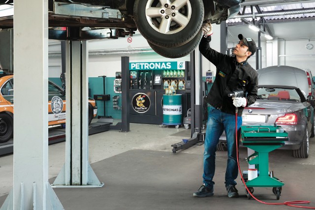 27% kierowców nie wie, jakim olejem zalany jest silnik użytkowanego przez nich samochodu – tak wynika z badania, które na zlecenie marki Petronas przeprowadził Instytut ARC Rynek i Opinia. Na szczęście z pomocą przychodzą mechanicy – aż 71% ankietowanych deklaruje, że właśnie od nich czerpie wiedzę o olejach.Fot. Petronas