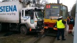 Zderzenie tramwaju ze śmieciarką [ZDJĘCIA]