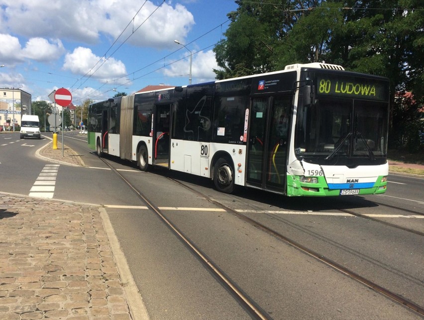 Kolizja na ul. Arkońskiej w Szczecinie. Zderzenie taksówki z autobusem komunikacji miejskiej