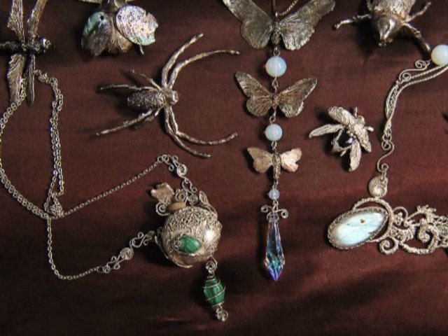 Iwona Tamborska zajmuje się tworzeniem niezwykłej biżuterii z owadów.